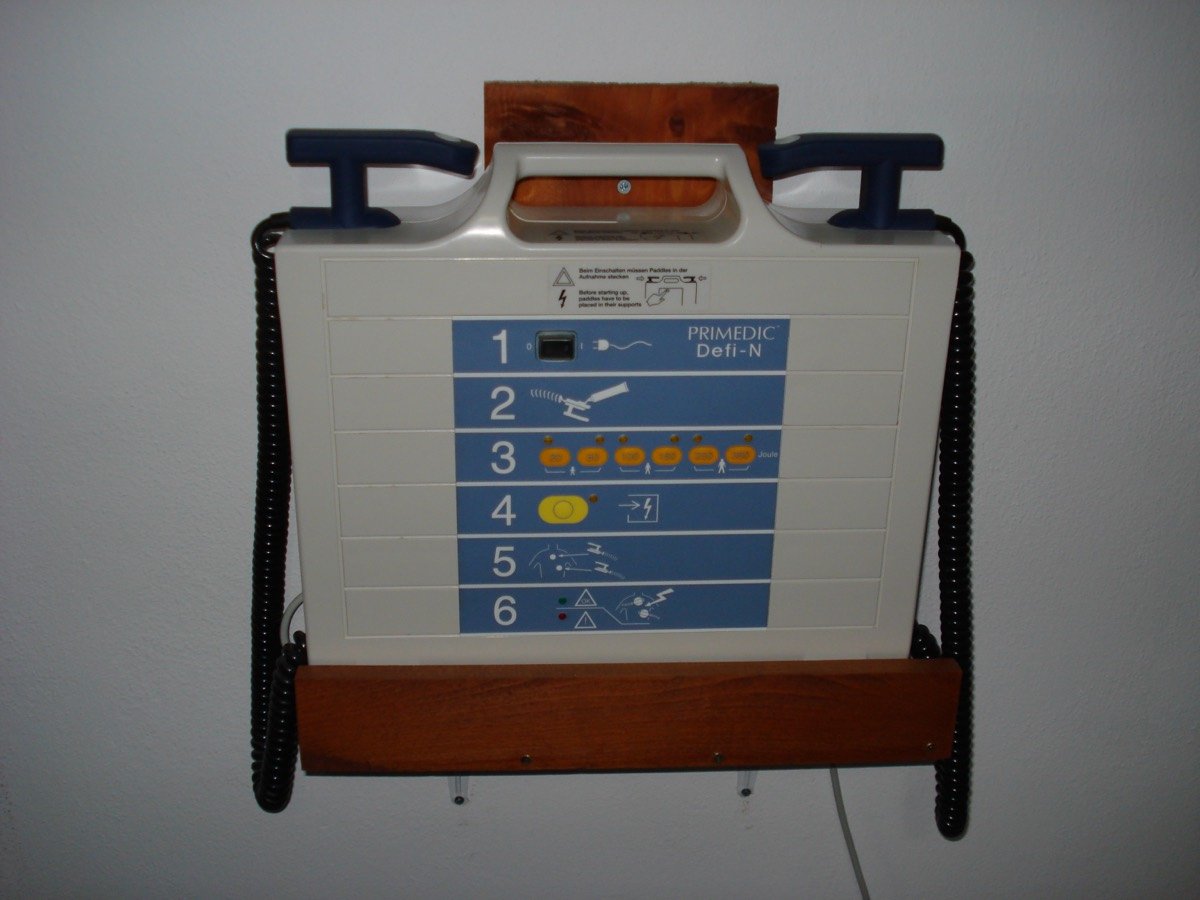 Biphasic defibrillator