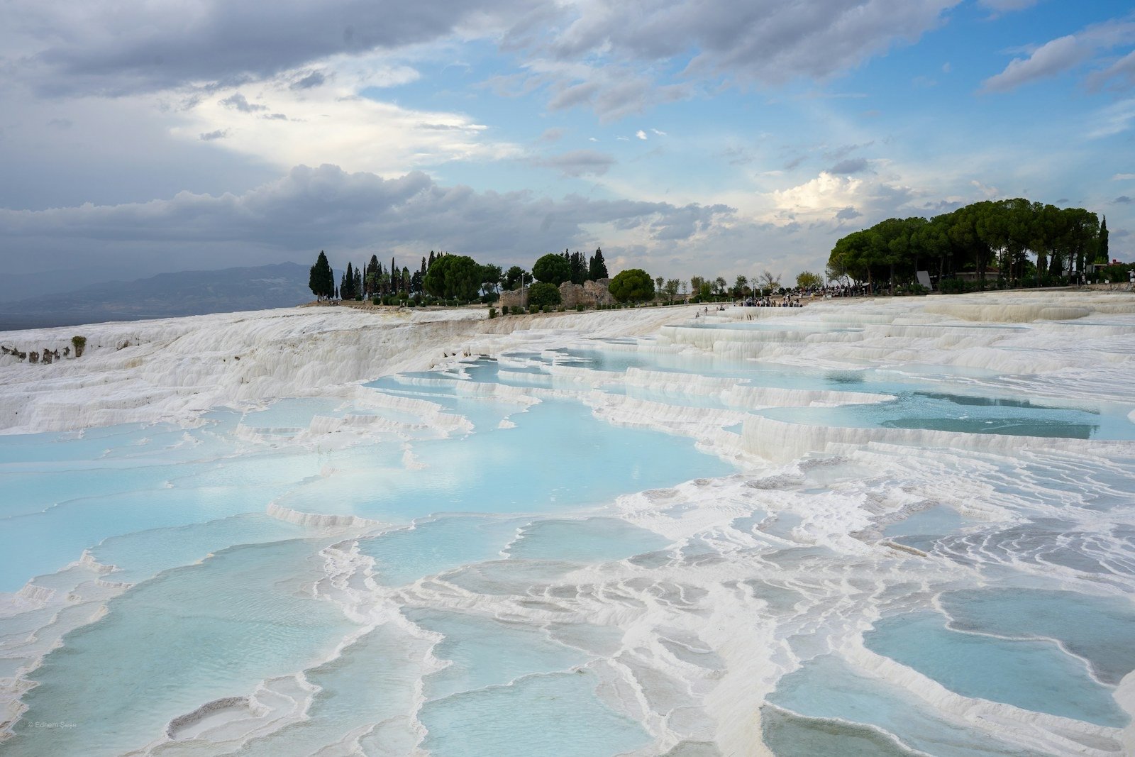 Pamukkale’nin beyaz travertenleri